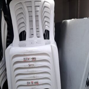 כסאות פלסטיק לבנים